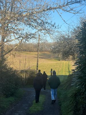 Premier janvier 2025. Sur les chemins du Lot les amis sous une lumière douce et un ciel azur.